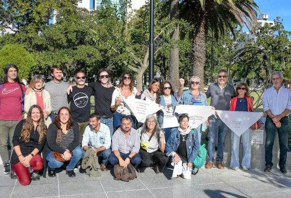 Actividad de derechos humanos en Plaza San Martín de La Plata con participación de HIJOS