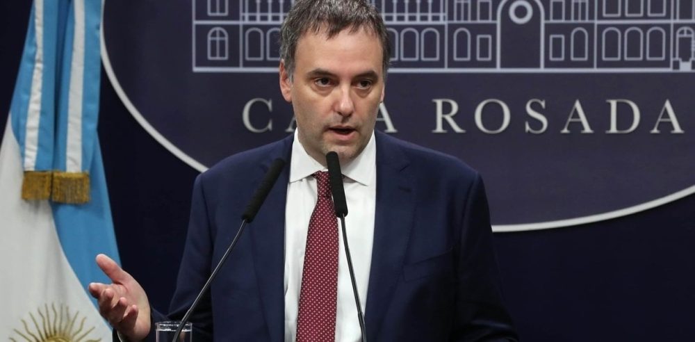 Manuel Adorni durante una conferencia de prensa en Casa Rosada en medio de la polémica