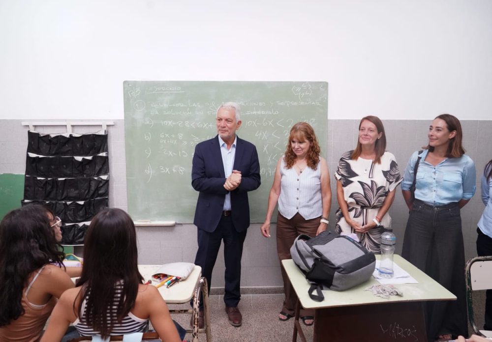 Julio Alak en un aula de la Escuela 83 de Gonnet junto a docentes durante una recorrida