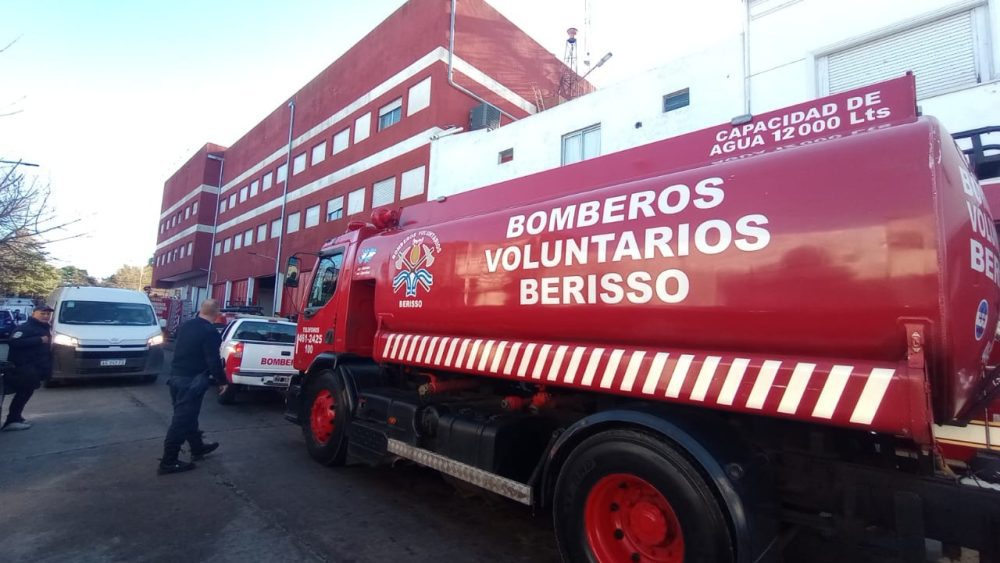 Camión de Bomberos Voluntarios de Berisso frente al cuartel
