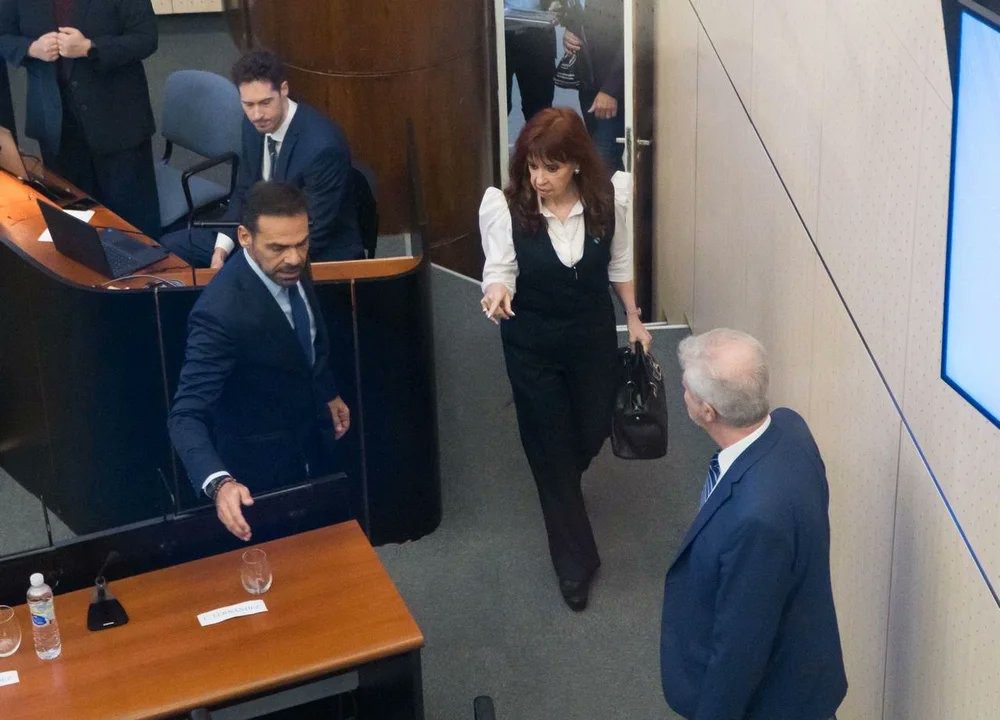 Cristina Fernández de Kirchner ingresa a Comodoro Py para declarar en el juicio por la causa cuadernos