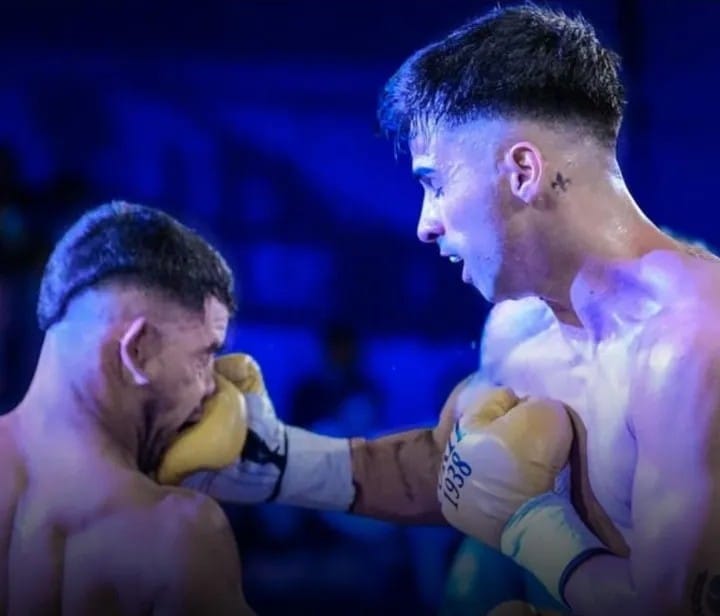 Diego Roldán conecta un golpe al cuerpo en su victoria por nocaut en la Federación Argentina de Boxeo