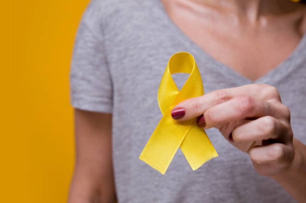 Lazo amarillo símbolo de concientización sobre la endometriosis