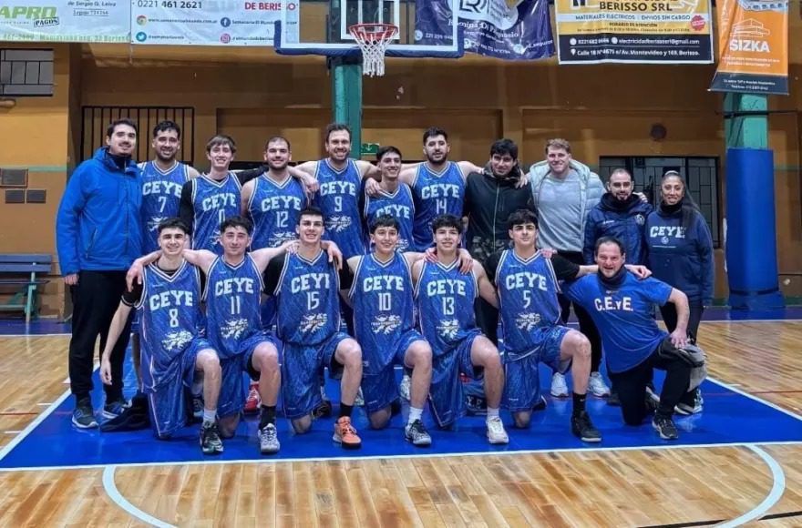 Equipo de básquet del CEyE de Berisso en la previa del clásico ante Villa San Carlos.