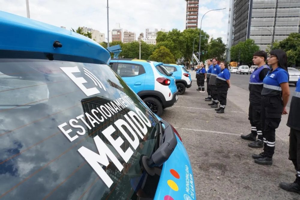 Operativo de estacionamiento medido en La Plata con autos oficiales y agentes municipales en control