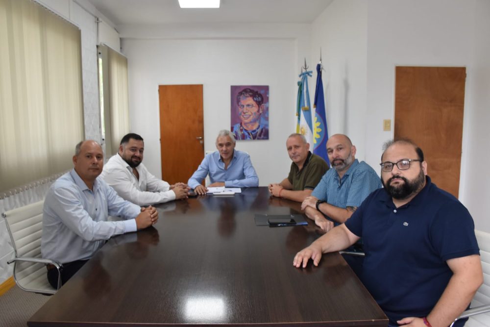 Fabián Cagliardi firmó un convenio para garantizar internet en las escuelas de Berisso