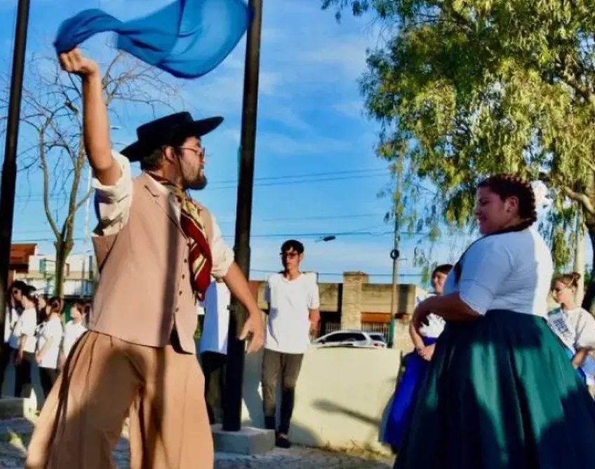 Bailarines realizan danzas tradicionales en la Fiesta de las Tradiciones de Berisso