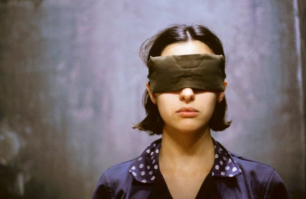 Escena de la película Garage Olimpo que retrata un centro clandestino de detención durante la dictadura argentina