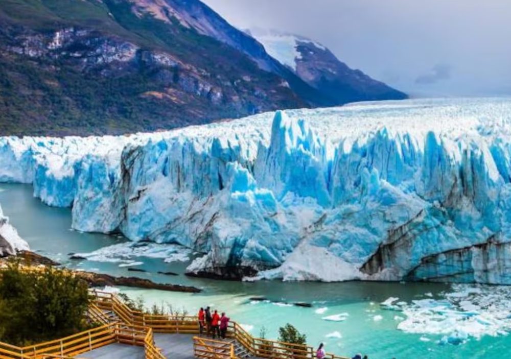 Glaciar en la cordillera de los Andes en el marco del debate por la Ley de Glaciares en Argentina