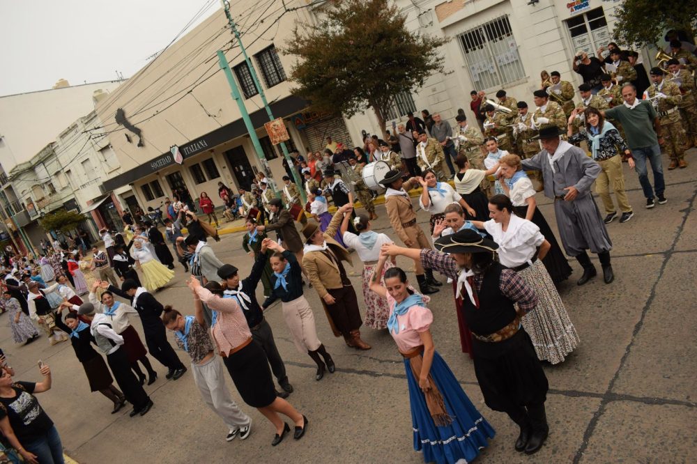 Bailarines participan del Gran Pericón Nacional en la avenida Montevideo de Berisso