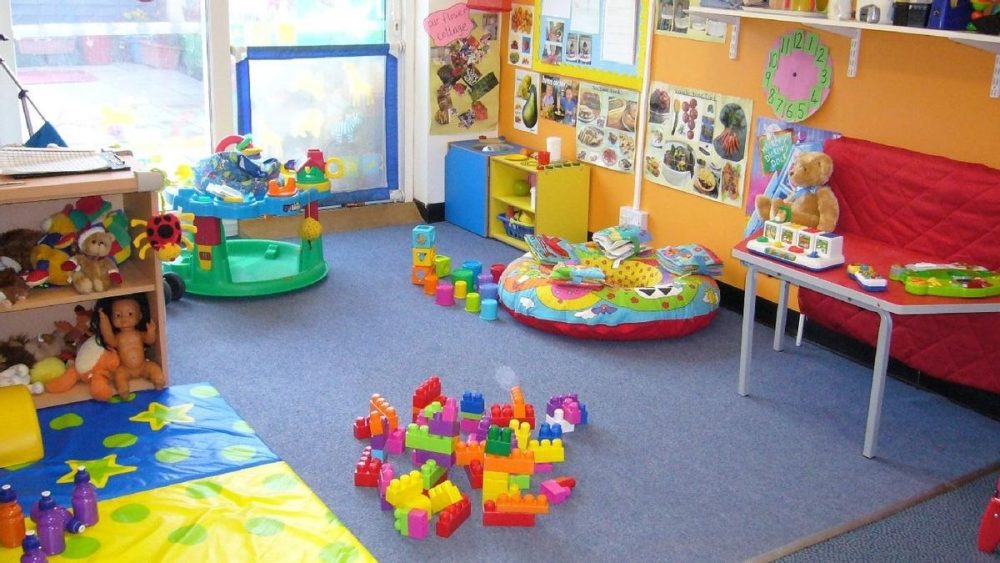 Sala de jardín maternal con juguetes y mobiliario infantil en un contexto de denuncia en Berisso