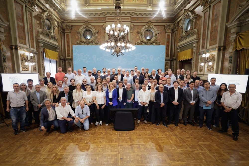 Axel Kicillof junto a intendentes bonaerenses en la reunión en la Gobernación