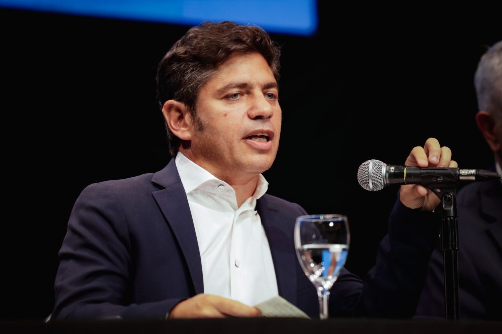 Axel Kicillof hablando durante la presentación de un centro de estudios en La Plata