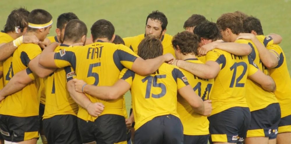 Jugadores de La Plata Rugby unidos en ronda en la cancha antes del clásico ante Los Tilos