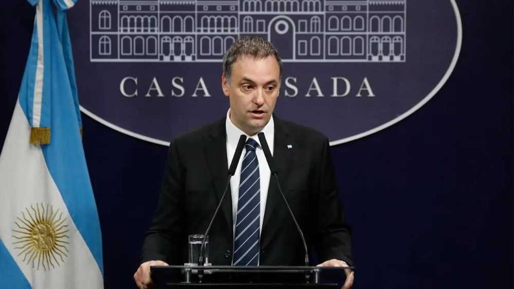 Manuel Adorni en conferencia en Casa Rosada tras el escándalo por el viaje de su esposa en el avión presidencial