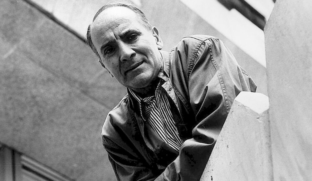 Manuel Puig retrato en blanco y negro escritor argentino de literatura