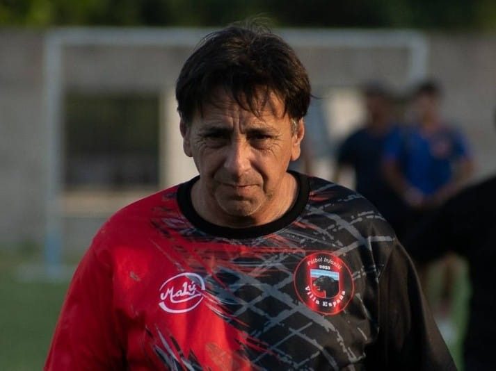 Marcelo Tulez coordinador del fútbol juvenil del Club Villa España de Berisso en una cancha de fútbol