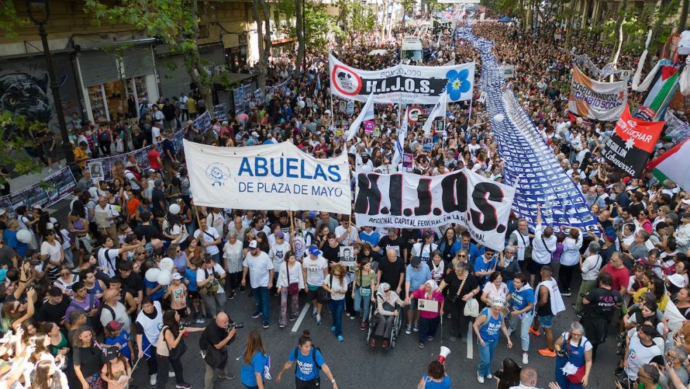 Marcha del 24 de marzo con columnas de Abuelas de Plaza de Mayo e HIJOS en Buenos Aires