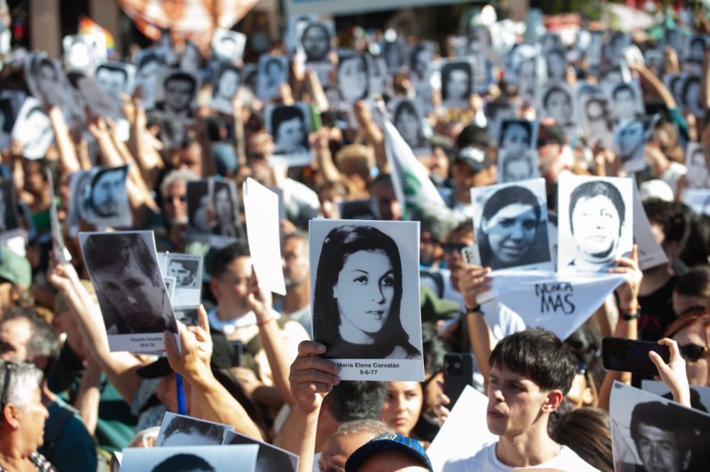 Personas con fotos de desaparecidos durante la marcha del 24 de marzo en Plaza de Mayo