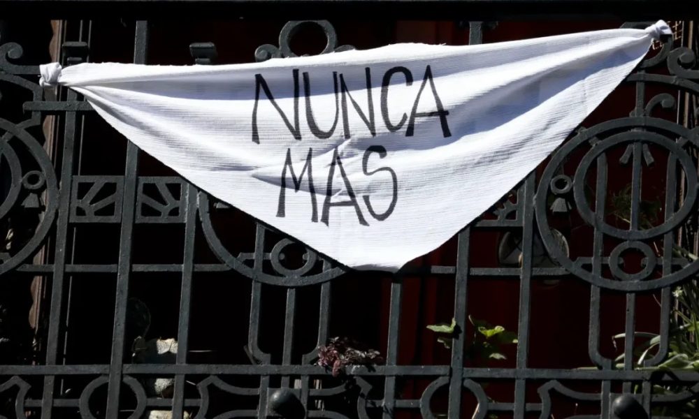 Pañuelo blanco con la inscripción “Nunca Más” colgado en una reja en el marco del 24 de marzo