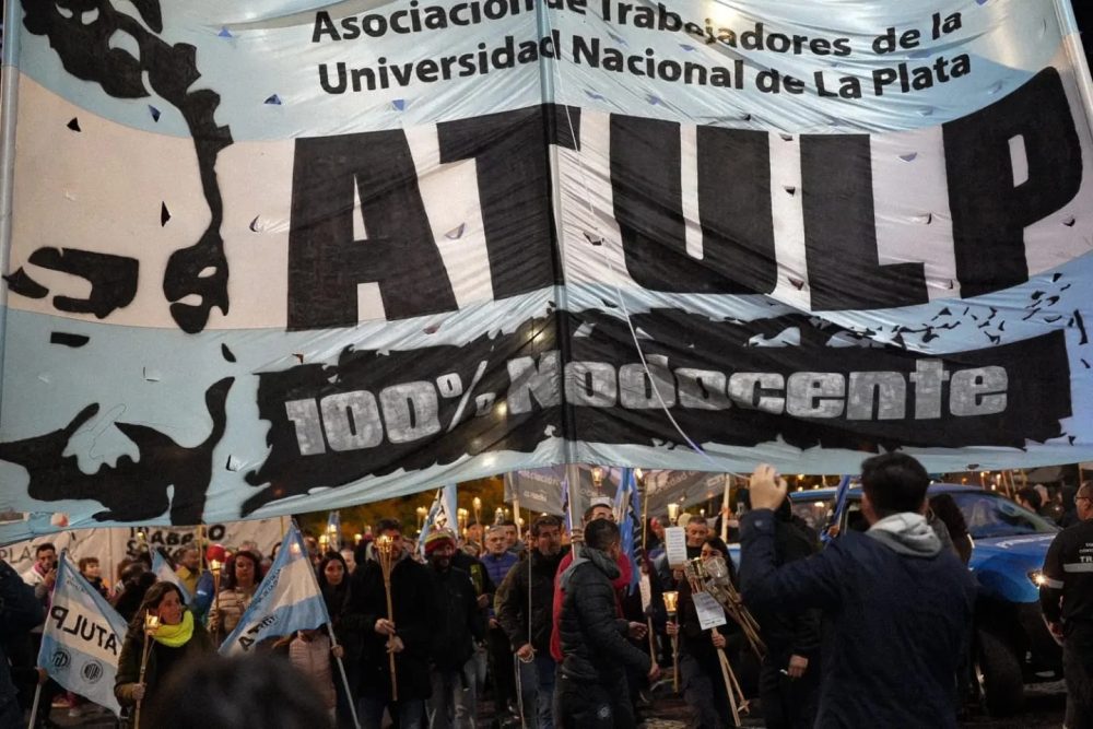 Trabajadores de ATULP se movilizan en La Plata en reclamo de recomposición salarial para el sector no docente universitario.
