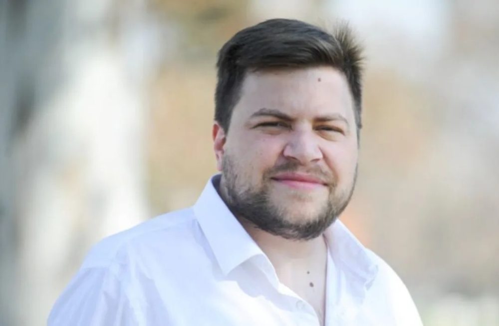 Patricio Yalet concejal de la UCR de Berisso durante una entrevista sobre la situación económica