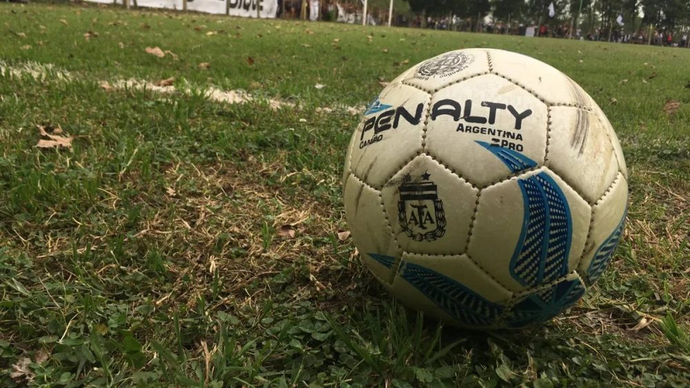 Pelota de fútbol sobre el césped en una cancha