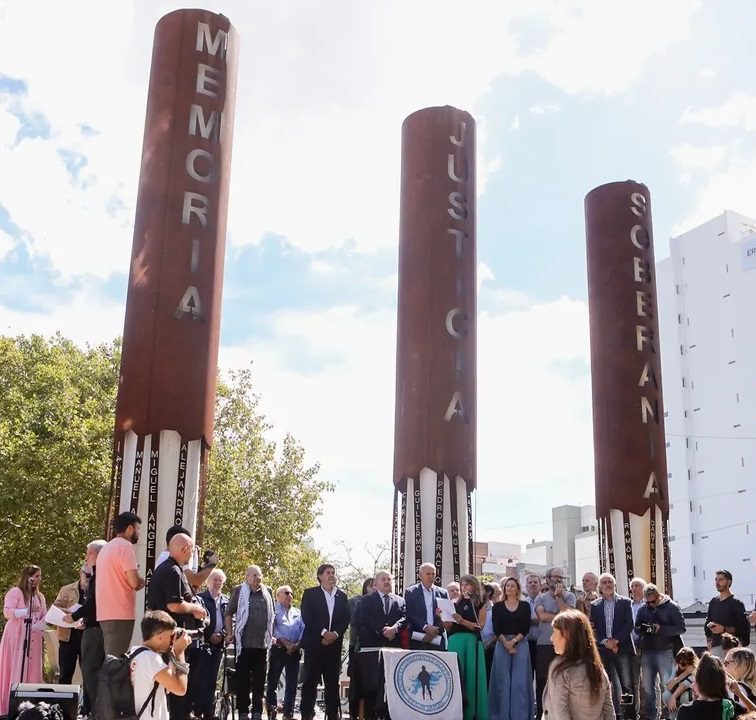 Homenaje a los caídos en Malvinas en Plaza Malvinas de La Plata