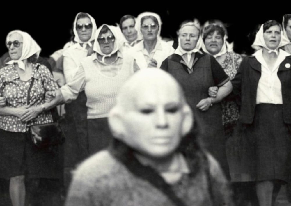 Imagen simbólica con Madres de Plaza de Mayo en el marco de la obra Potestad sobre memoria e identidad