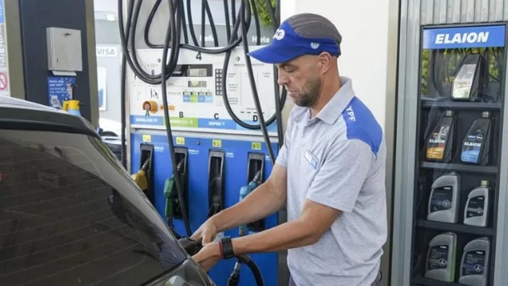 Precio del combustible en Argentina en una estación de servicio de YPF