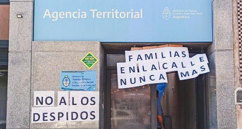 Protesta frente a una Agencia Territorial del Ministerio de Trabajo contra despidos y cierre de oficinas