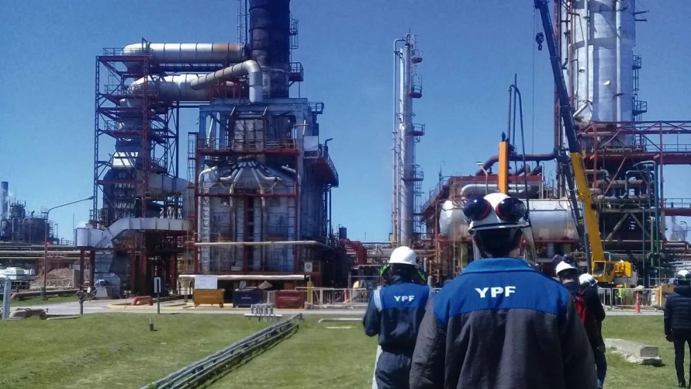 Trabajadores en la refinería de YPF en Ensenada durante tareas en planta industrial