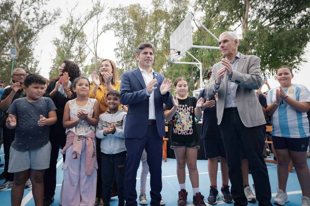 Axel Kicillof inaugura un playón deportivo en Berisso junto a vecinos y chicos del barrio Villa Nueva