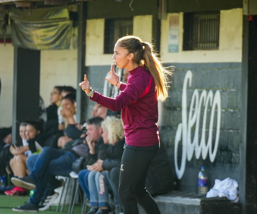 Sofía Vendittuoli dirige al equipo femenino de Estudiantes de La Plata durante un partido