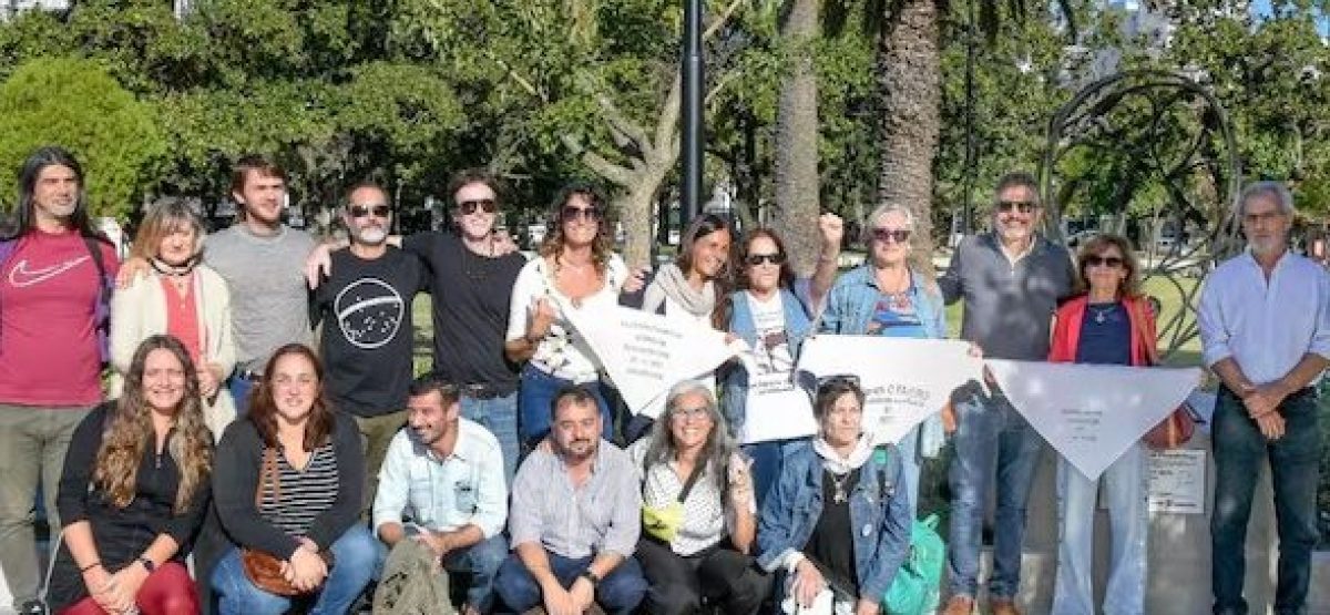 Actividad de derechos humanos en Plaza San Martín de La Plata con participación de HIJOS