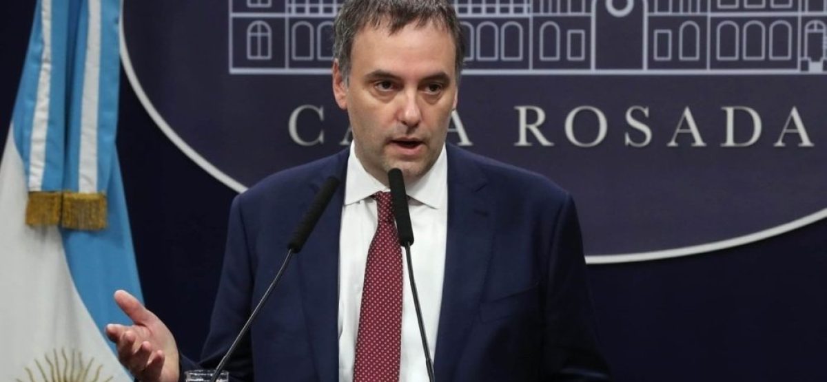 Manuel Adorni durante una conferencia de prensa en Casa Rosada en medio de la polémica