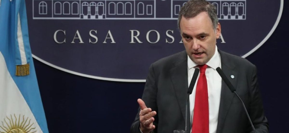 Manuel Adorni en conferencia de prensa en Casa Rosada en medio de la polémica por el vuelo privado