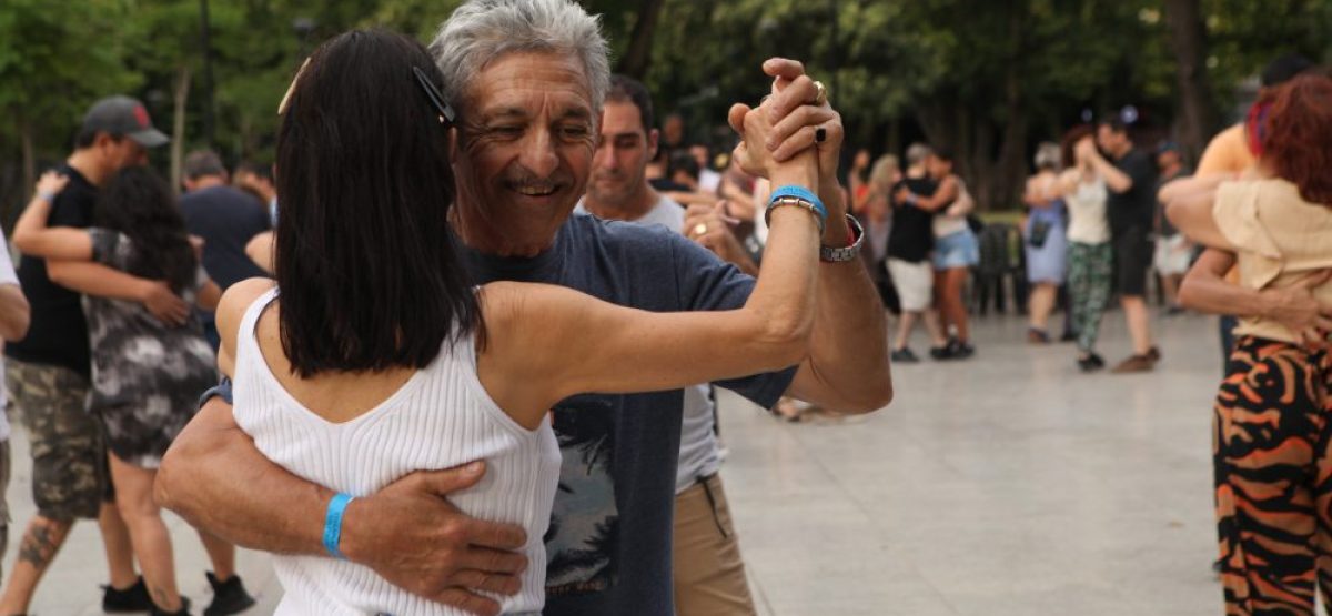 Personas bailando en una plaza de La Plata durante actividades culturales al aire libre