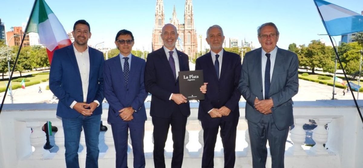 Julio Alak junto al embajador de Italia Fabrizio Nicoletti frente a la Catedral de La Plata
