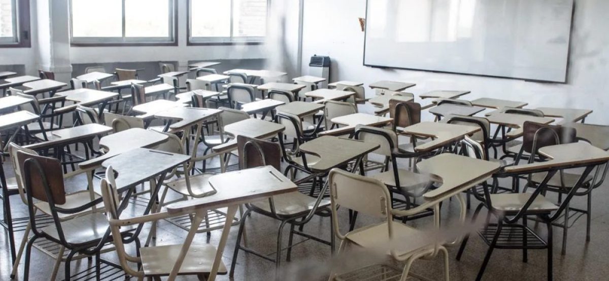 Aula vacía en una escuela argentina, en el marco del debate sobre violencia en ámbitos educativos