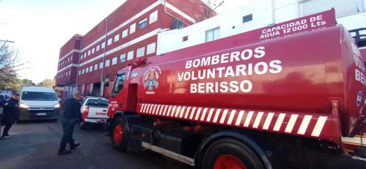 Camión de Bomberos Voluntarios de Berisso frente al cuartel