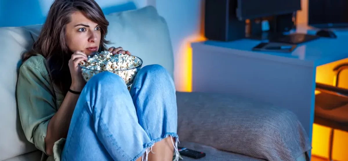 chica-palomitas-y-terror_bc63ebae_1618314847_251030144725_990x660