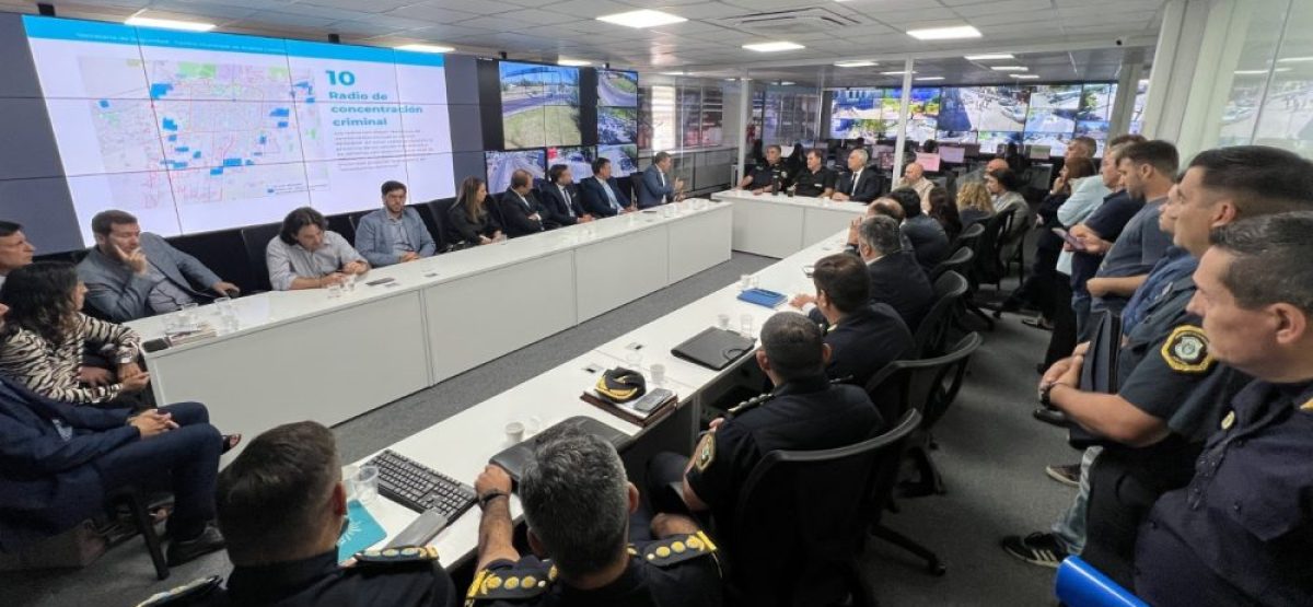 Reunión de autoridades en el Centro de Operaciones Municipal de La Plata analizando mapas del delito en pantallas