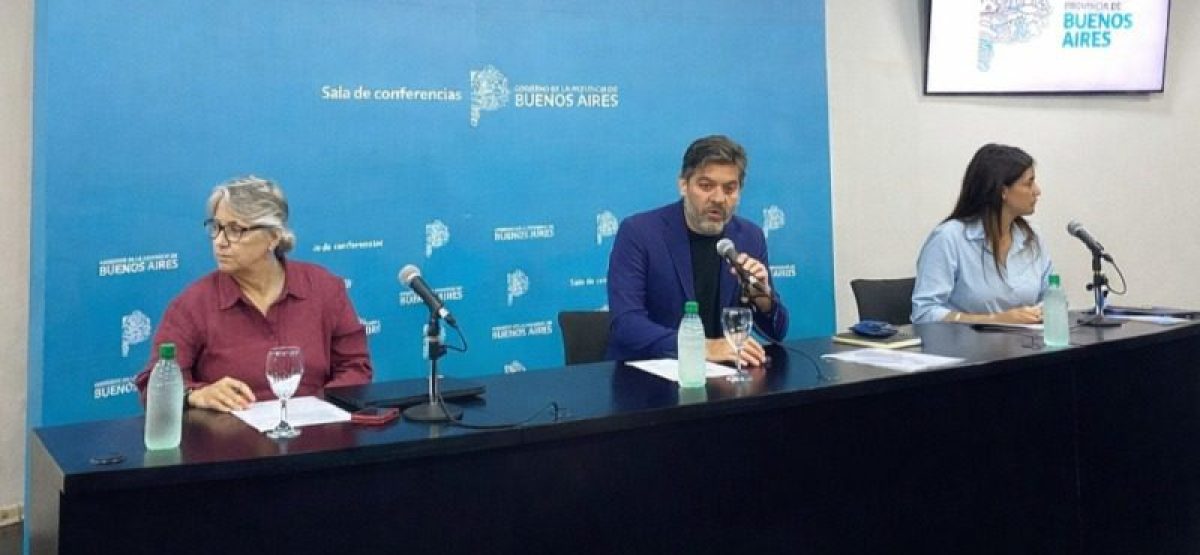 Carlos Bianco, Daniela Vilar y Flavia Terigi en conferencia de prensa de la Provincia de Buenos Aires