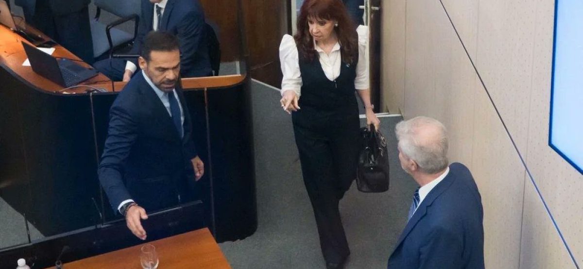Cristina Fernández de Kirchner ingresa a Comodoro Py para declarar en el juicio por la causa cuadernos