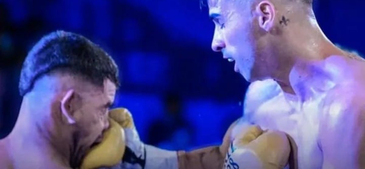 Diego Roldán conecta un golpe al cuerpo en su victoria por nocaut en la Federación Argentina de Boxeo