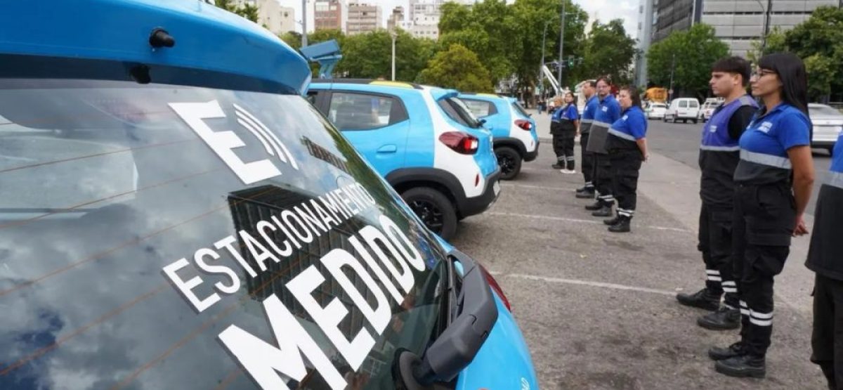 Operativo de estacionamiento medido en La Plata con autos oficiales y agentes municipales en control
