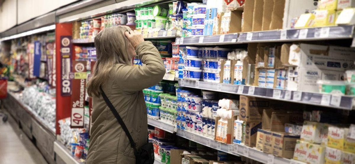 ARGENTINA-BUENOS AIRES-INFLACION (240912) -- BUENOS AIRES, 12 septiembre, 2024 (Xinhua) -- Una mujer observa los precios de productos lácteos en un supermercado, en la ciudad de Buenos Aires, Argentina, el 12 de septiembre de 2024. Argentina registró en agosto una inflación interanual del 236,7 por ciento tras reportar una variación mensual del 4,2 por ciento durante ese mes, informó el miércoles el Instituto Nacional de Estadística y Censos. (Xinhua/Martín Zabala) (mz) (jg) (ra) (da)