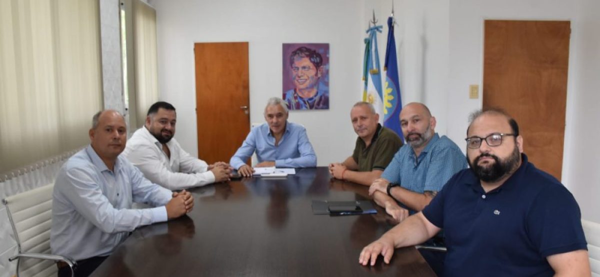 Fabián Cagliardi firmó un convenio para garantizar internet en las escuelas de Berisso