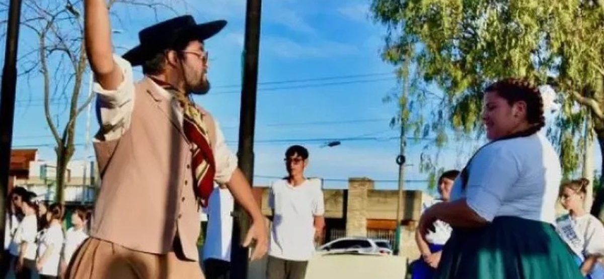 Bailarines realizan danzas tradicionales en la Fiesta de las Tradiciones de Berisso